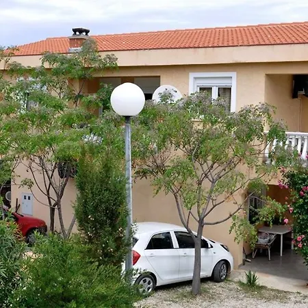 13686b Apartment *